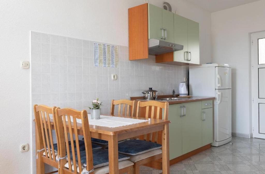 Apartmani Vela Tučepi エクステリア 写真