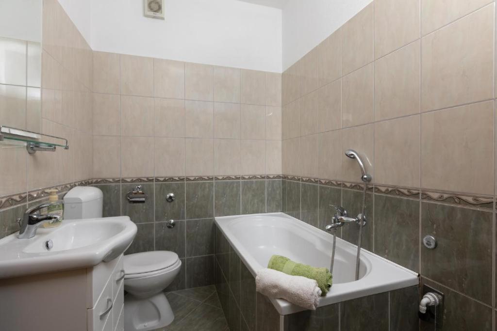 Apartmani Vela Tučepi エクステリア 写真
